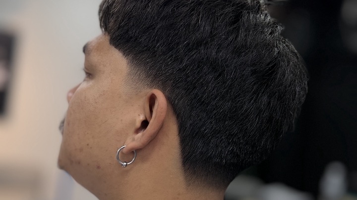 รับตัดผมนอกสถานที่ ช่างตัดผมให้บริการตัดผมชาย ทรงผมรองหวีเท่ๆ เฟดข้างสวยๆ เน้นคุณภาพงานดี