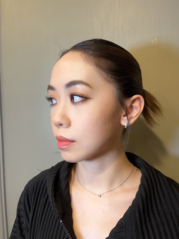 ช่างแต่งหน้า กรุงเทพฯ กับลุคแต่งหน้าสวยหวาน แต่งหน้าโทนสีนู้ดสวยฉ่ำ พร้อมทำผมเก็บเรียบ สวยเป๊ะ เหมาะสำหรับงานรับปริญญา งานแต่งงาน หรือออกงานต่างๆ สวยจบครบในที่เดียว แต่งหน้าสไตล์เกาหลี แต่งหน้าเจ้าสาว เพื่อนเจ้าสาว