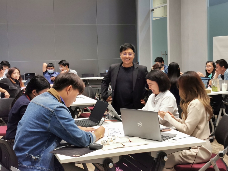 รับออกแบบUI UX เว็บแอปพลิเคชั่น ดีไซน์ทันสมัย