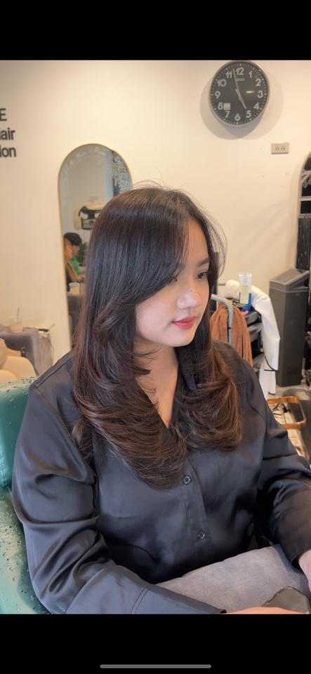 ตัดผมนอกสถานที่ ช่างตัดผมให้บริการตัดผมให้กับลูกค้า ผมยาวสวยงาม ทรงผมเลเยอร์สวย เก๋ไก๋ พร้อมให้บริการตัดผมถึงบ้าน ตัดผมสวย ตัดผมผู้หญิง ตัดผมสไตล์เกาหลี ทำผม เปลี่ยนทรงผม