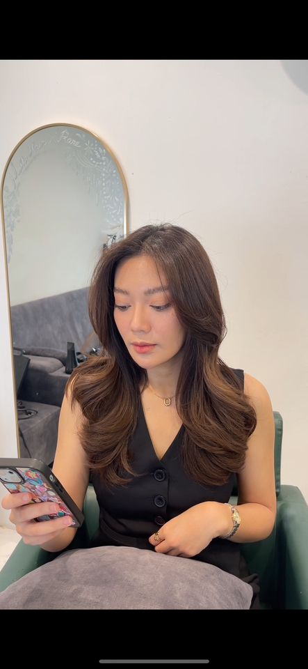 ตัดผมเดลิเวอรี่ บริการตัดผมนอกสถานที่ ช่างตัดผม นอกสถานที่ ตัดผมสวยให้ถึงบ้าน คุณลูกค้ากำลังดูโทรศัพท์มือถือ ทรงผมใหม่สวยถูกใจ พร้อมบริการตัดผมถึงที่ สะดวกสบาย ค้นหาช่างตัดผมใกล้บ้านได้เลย ทรงผมสวยๆ ราคาดี บริการดีงาม