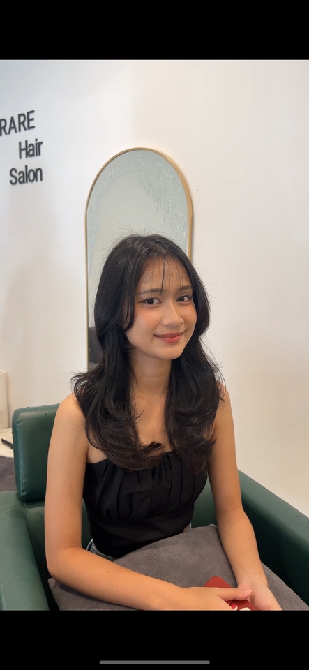 ตัดผมนอกสถานที่ รับตัดผมนอกสถานที่ ช่างตัดผม นอกสถานที่ บริการตัดผมที่บ้าน หญิงสาวผมยาวสวย ยิ้มแย้มแจ่มใส ทำผมทรงใหม่ ดูดี มีสไตล์ บริการตัดผม ตัดผม delivery ทรงผมสวย เก๋ ช่างตัดผมเดลิเวอรี่