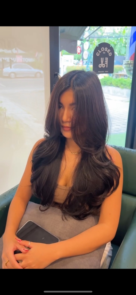 ตัดผมสวย บริการตัดผมนอกสถานที่ ช่างตัดผม นั่งรอตัดผมที่ร้านทำผมในบรรยากาศสบายๆ ผมยาวสีดำสวยเงางาม ตัดผมที่บ้าน ตัดผม ตัดผม delivery ช่างทำผมใกล้ฉัน ทำผมสวย ทำผมแฟชั่น