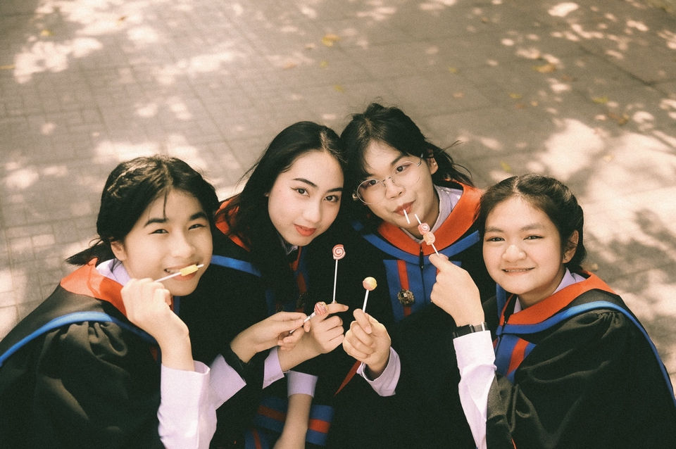 รับถ่ายรูปรับปริญญาเพื่อนสาว ช่างภาพรับปริญญา ช่างภาพกรุงเทพ