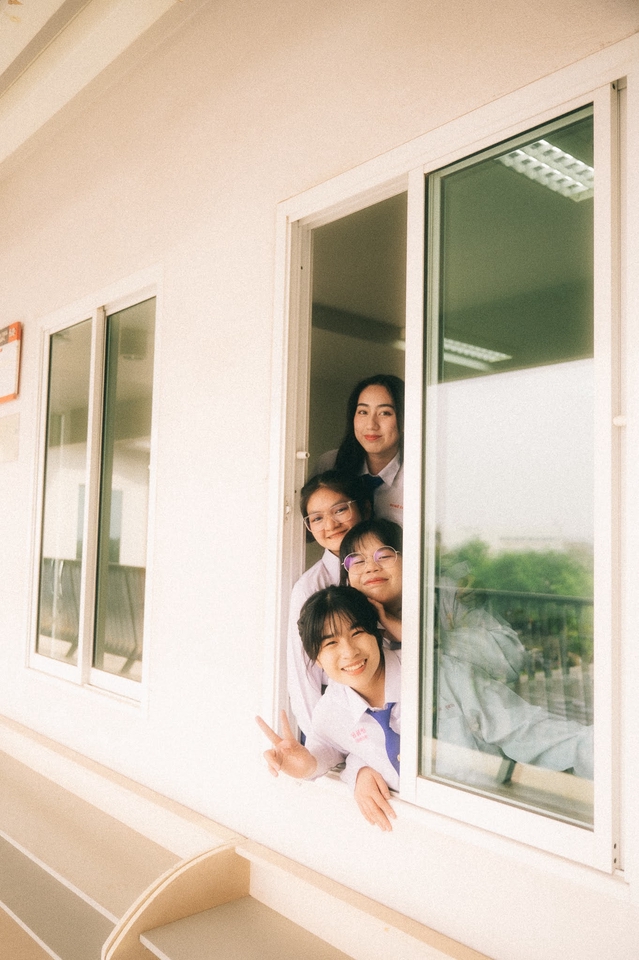 รับถ่ายภาพบุคคลกลุ่มเพื่อนสาว ช่างภาพรับปริญญา ถ่ายภาพพอร์ต รับถ่ายภาพกรุงเทพ