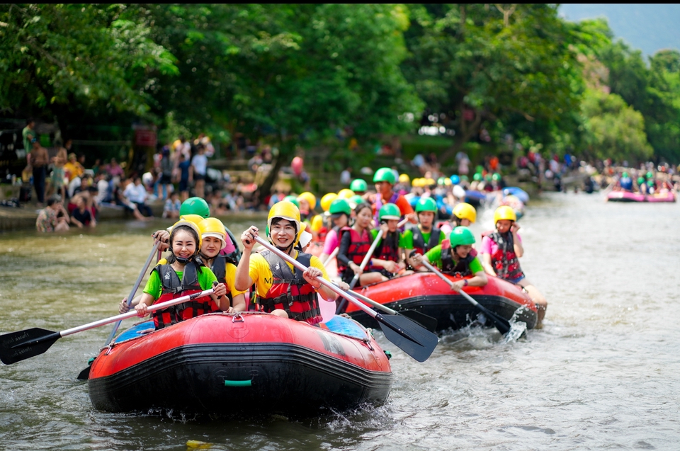 ผู้ช่วยช่างภาพกิจกรรมล่องแพน้ำตก  ทีมงานถ่ายภาพมืออาชีพ