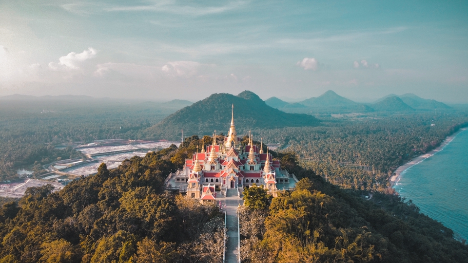 ผู้ช่วยช่างภาพภูเก็ต ถ่ายภาพวัดสวย บนเขา