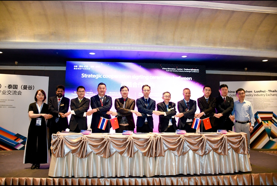 ผู้ช่วยช่างภาพไทยจีนประชุมธุรกิจเครื่องประดับ