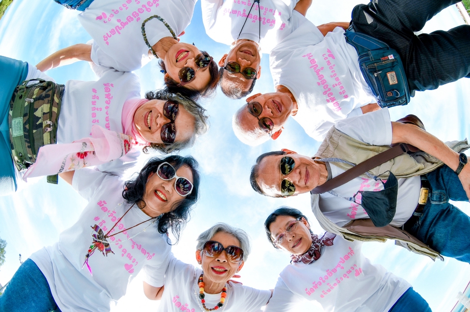 ผู้ช่วยช่างภาพมืออาชีพพร้อมทีมทำงาน