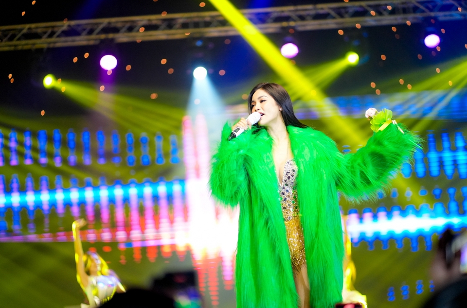 ผู้ช่วยช่างภาพงานอีเว้นท์ นักร้องหญิงเวทีแสงสีสวยงาม