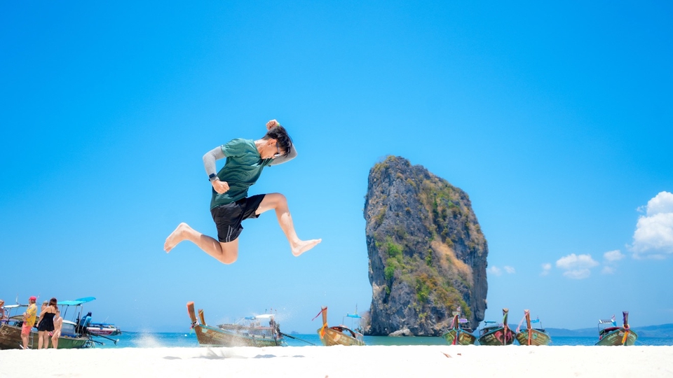 ผู้ช่วยช่างภาพภูเก็ต ชายหนุ่มกระโดดโลดเเล่นชายหาดสวย