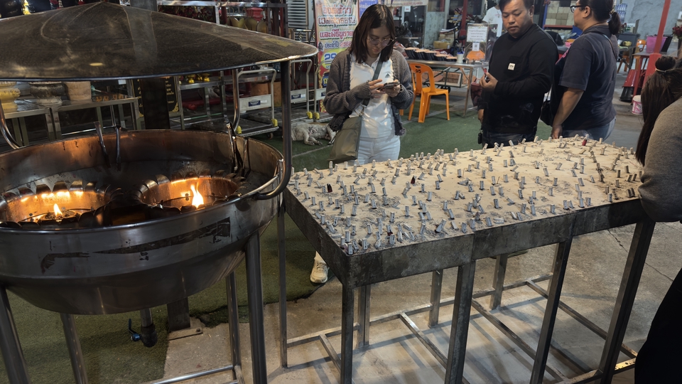 จุดธูปเสี่ยงโชค พร้อมคำอธิฐาน
(นำส่งเลขนำโชคให้ลูกค้า)