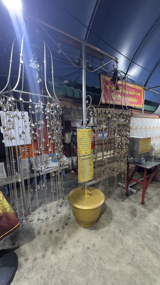 ไหว้ขอพร และ ถวายกระดิ่งเงินกระดิ่งทอง