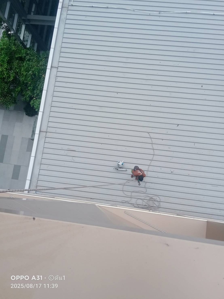 ผู้รับเหมาก่อสร้างซ่อมแซมหลังคาอาคารสูง