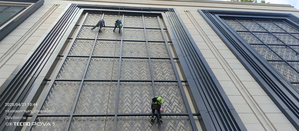 ผู้รับเหมาก่อสร้างติดตั้งผนังอาคารสูง