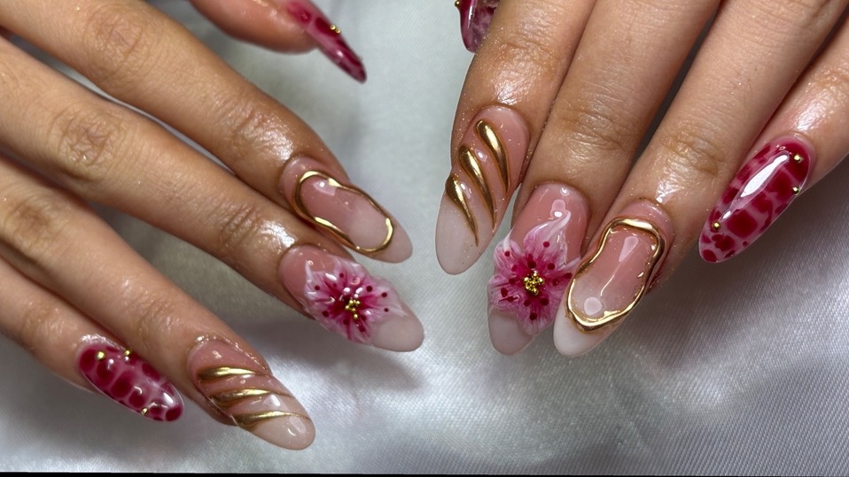 ทำเล็บนอกสถานที่ออกแบบเล็บสวยงามช่างทำเล็บฟรีแลนซ์พร้อมให้บริการทำเล็บเจลถึงบ้านทำเล็บสวยล้างเล็บเจล