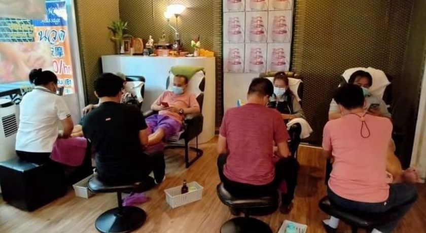 นวดแผนไทยนอกสถานที่ บริการนวดนอกสถานที่ มีลูกค้าหลายท่านกำลังใช้บริการนวดเท้าจากหมอนวดที่บ้าน บรรยากาศผ่อนคลายในร้าน มีทั้งนวดแผนโบราณและนวดแก้อาการ บริการนวดตามบ้าน ราคาไม่แพง เรียกใช้บริการ massage delivery ได้เลย