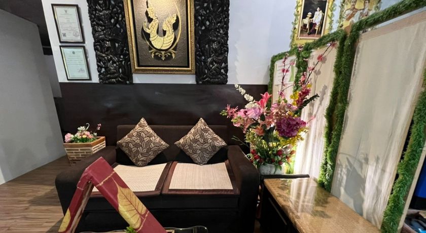 นวดที่บ้าน บริการนวดนอกสถานที่ ภาพบรรยากาศภายในร้านนวด มีโซฟาพร้อมหมอนอิงและโต๊ะสวยงาม พร้อมให้บริการนวดไทย นวดแก้อาการ นวดเพื่อสุขภาพ ผ่อนคลายกับหมอนวดที่บ้าน นวดแผนโบราณนอกสถานที่