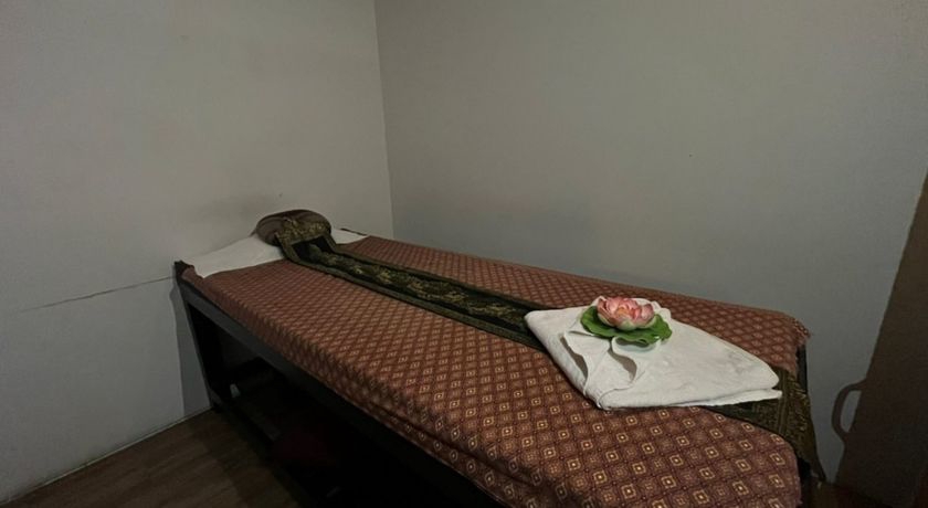 บริการนวดไทยนอกสถานที่ นวดผ่อนคลายบนเตียงนวดพร้อมผ้าขนหนูและดอกไม้สวยงาม เหมาะสำหรับบริการนวดที่บ้านหรือนวดตามบ้าน พนักงานนวดมีความเชี่ยวชาญ ค้นหาหมอนวดนอกสถานที่ บริการนวดนอกสถานที่ นวดไทย นวดแก้อาการ