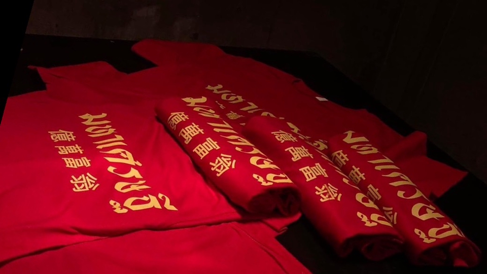 รับสกรีนเสื้อยืดสีแดงลายทองคำ งานสกรีนคุณภาพสูง