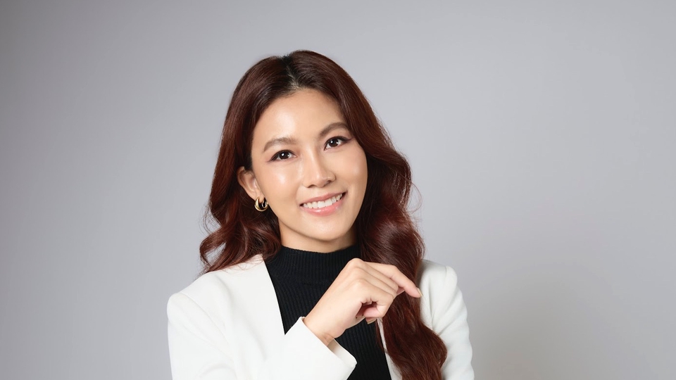 วางแผนการเงิน ที่ปรึกษาการเงินส่วนบุคคล ผู้หญิงในชุดสูทสีขาวกำลังยิ้มและชี้ไปข้างหน้า บริการวางแผนการเงิน วางแผนการลงทุน ปรึกษาการลงทุนเพื่ออนาคต วางแผนเกษียณ วางแผนชีวิตหลังเกษียณ