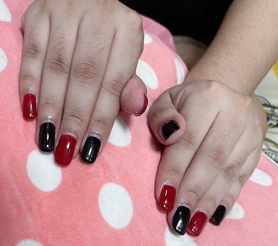 บริการทำเล็บที่บ้าน สีแดงดำสวยหรู