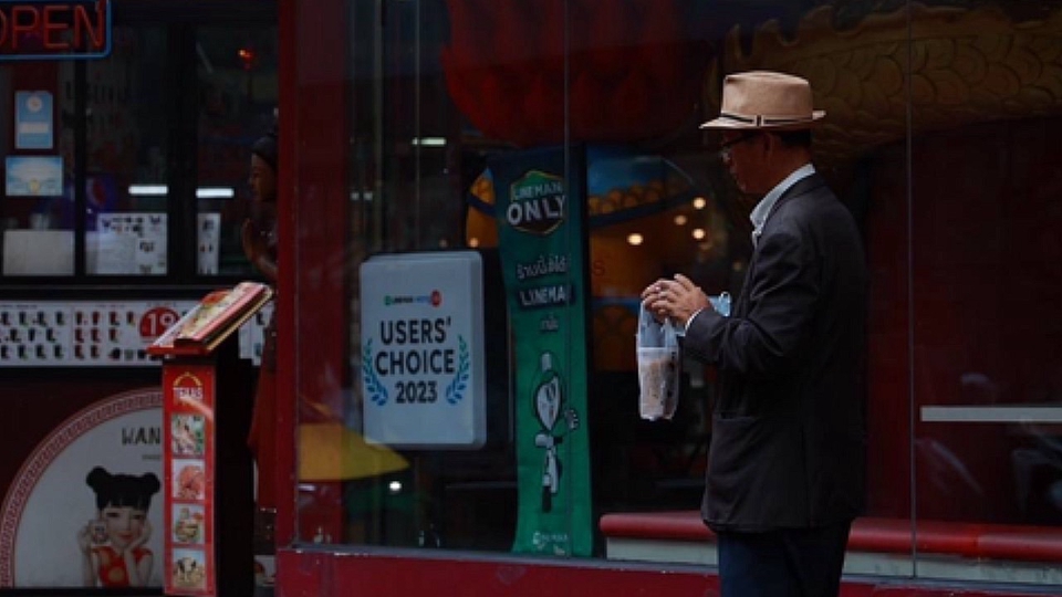 ภาพนี้เป็นรูปถ่ายสไตล์ candid ที่ถ่ายที่เยาวราช เป็นการบันทึกและถ่ายทอดช่วงเวลาธรรมดา ๆ ของผู้คน