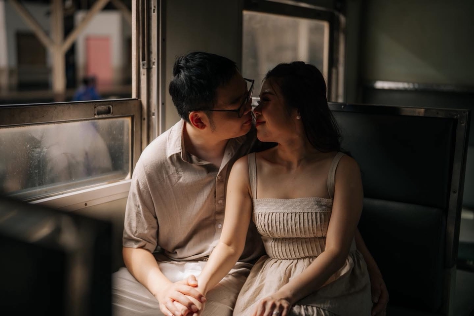 รับถ่ายภาพพรีเวดดิ้งคู่รักบนรถไฟ ช่างภาพมืออาชีพ ถ่ายภาพคู่