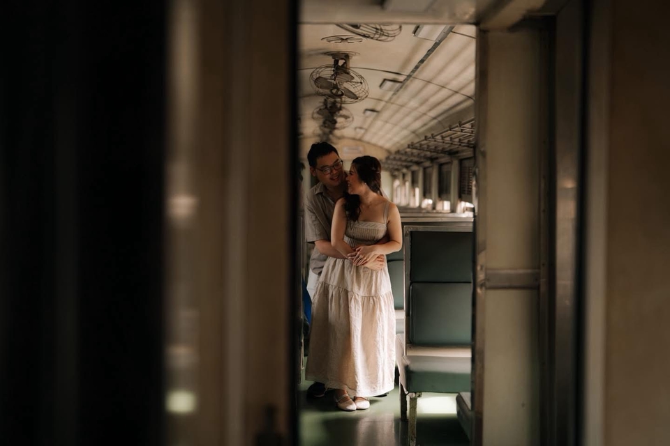 ช่างภาพรับถ่ายรูปคู่รักบนรถไฟ รับถ่ายภาพพรีเวดดิ้ง