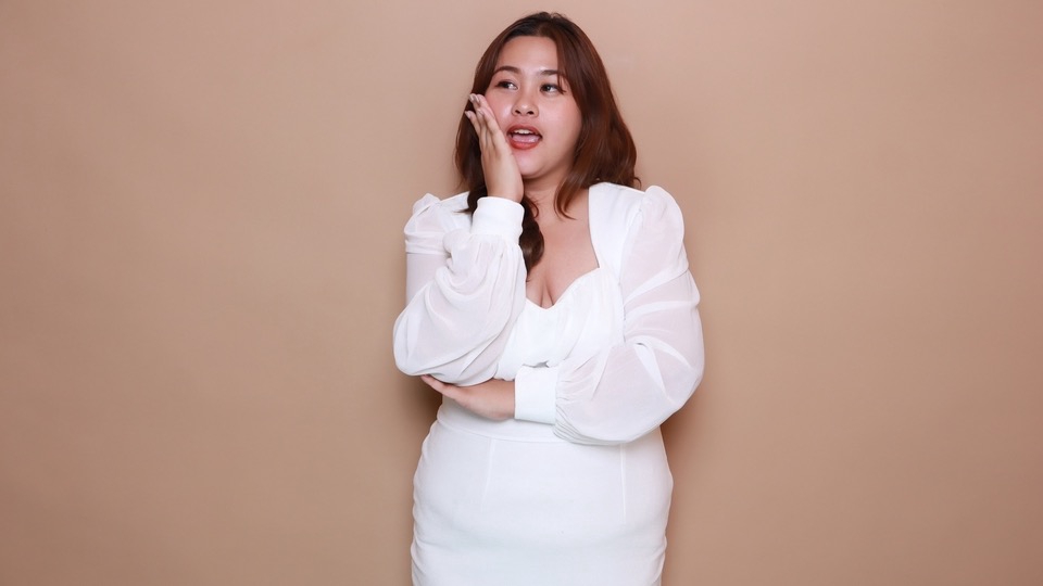 รับทำInfluencer Marketing ผู้หญิงสวยในชุดขาววางแผนการตลาด