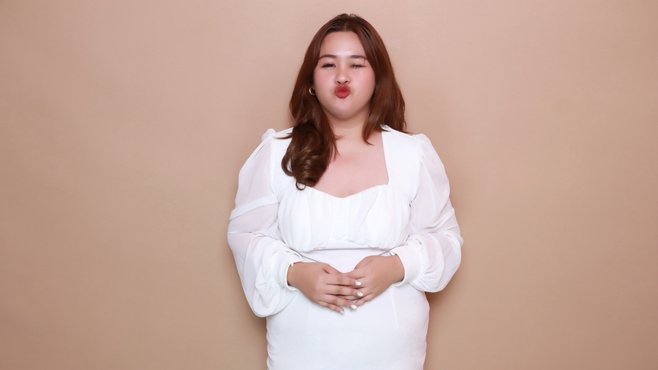 รับทำ Influencer Marketing: Influencer น่ารักในชุดขาววางแผนกลยุทธ์