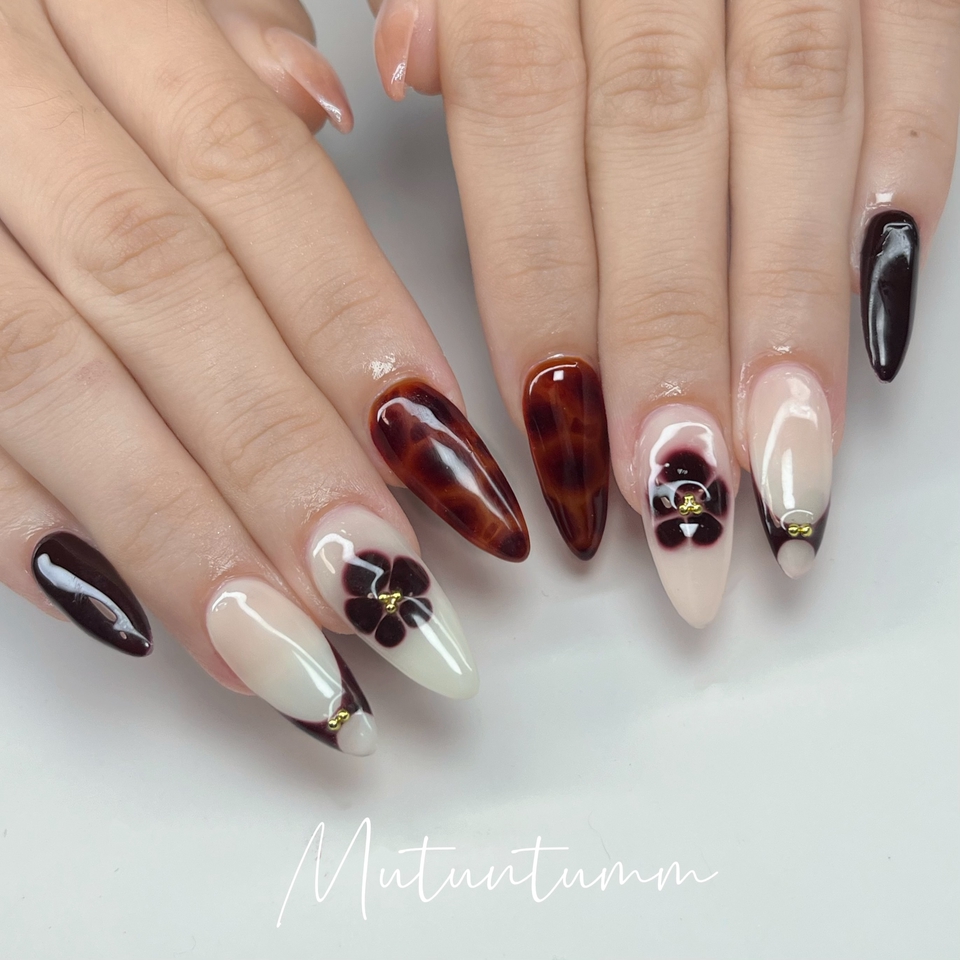 บริการทำเล็บที่บ้าน โทนน้ำตาล ลายดอกไม้