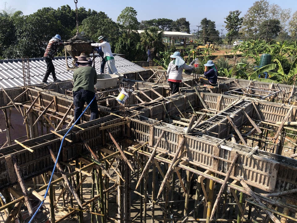 ผู้รับเหมาก่อสร้างกำลังเทพื้นคอนกรีตเสริมเหล็ก