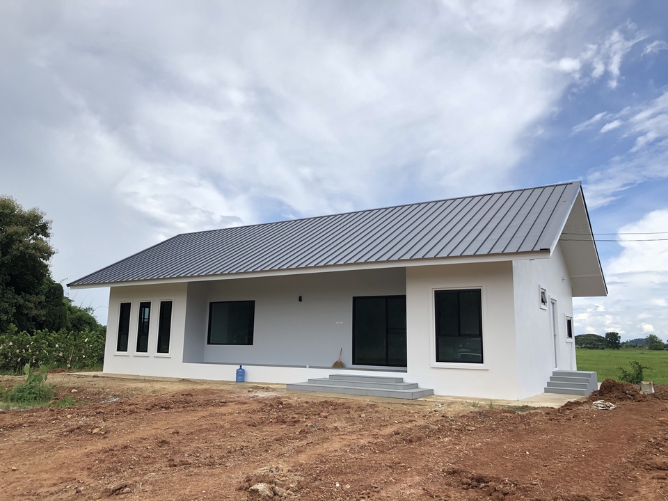 ผู้รับเหมาก่อสร้างบ้านสวยหลังคาเมทัลชีท  บ้านโมเดิร์น