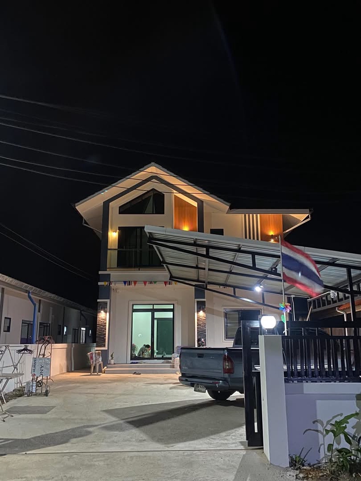 ผู้รับเหมาสร้างบ้านสองชั้นสไตล์โมเดิร์น  สวยงามทันสมัย