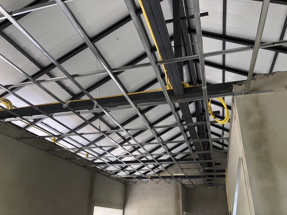 ผู้รับเหมาก่อสร้างติดตั้งฝ้าเพดานระบบเหล็ก