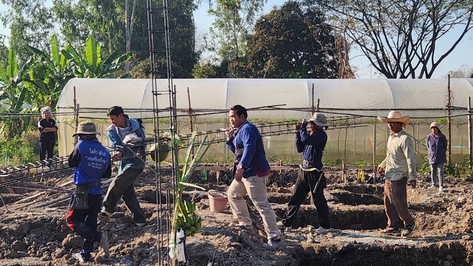 ผู้รับเหมาก่อสร้างบ้านต่อเติม  ทีมงานก่อสร้างกำลังทำงาน