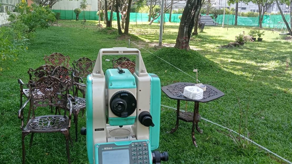 หาช่างและผู้รับเหมา สำหรับงานก่อสร้างสำรวจพื้นที่พร้อมเครื่องมือวัดระดับกลางแจ้ง,