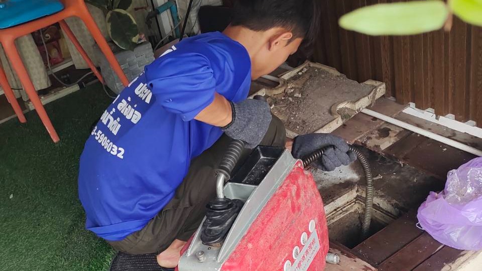 ช่างประปาซ่อมท่อระบายน้ำเสีย กรุงเทพฯ