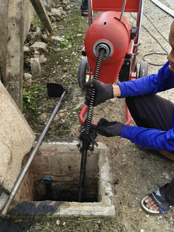 ช่างประปาซ่อมท่อระบายน้ำอุดตันด้วยเครื่องมือไฮเทค