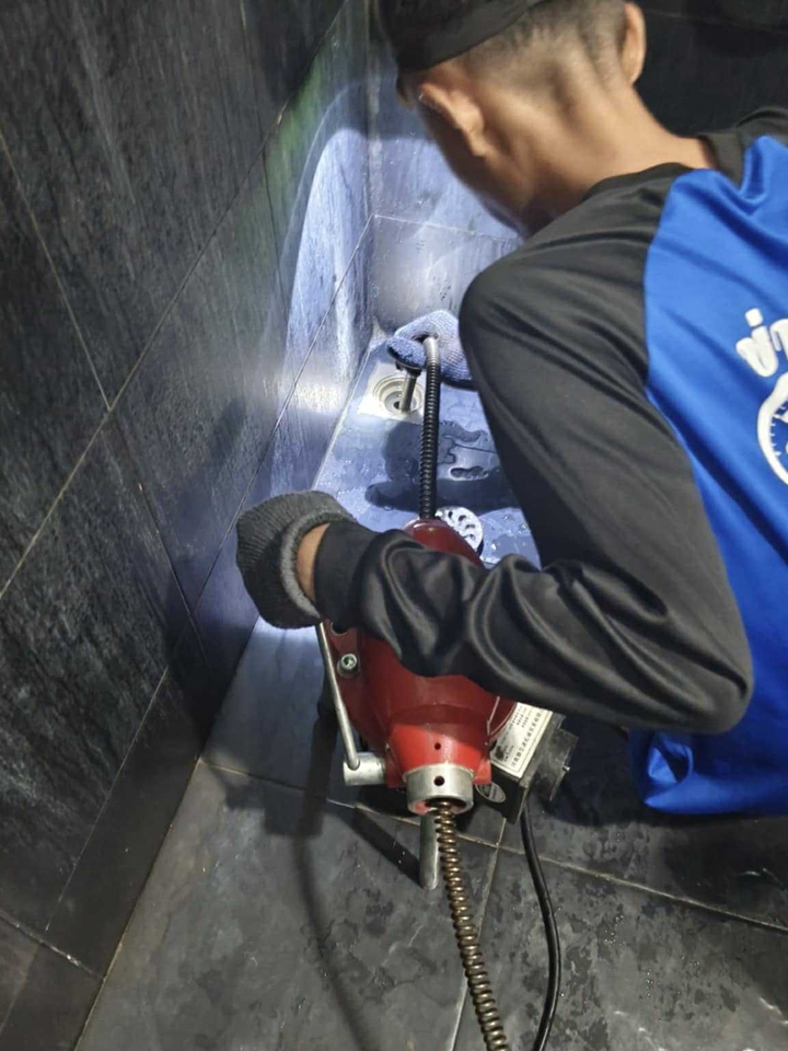 ช่างประปาซ่อมท่อตัน ใช้เครื่องมือดูดสิ่งอุดตัน