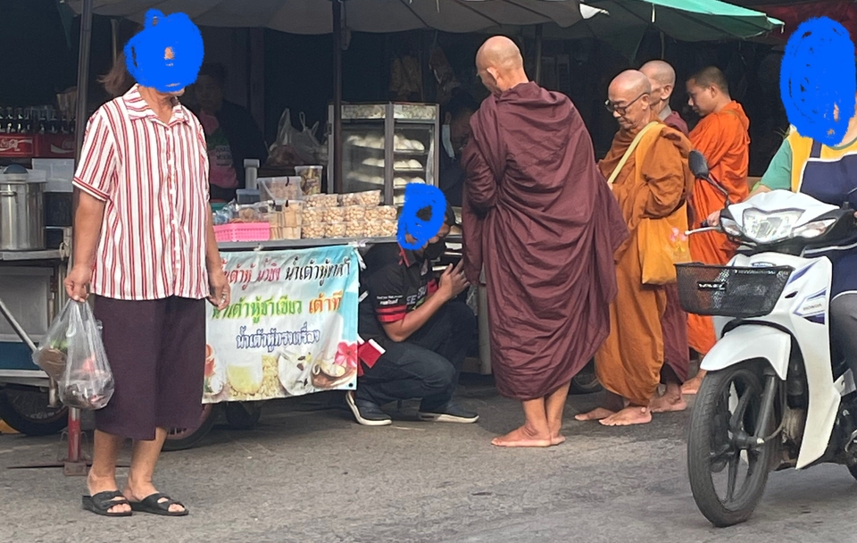 ตักบาตรเช้า