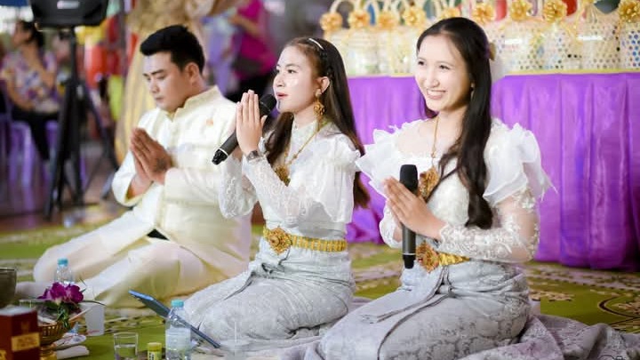 นักร้องหญิงไทยแต่งชุดไทยร้องเพลงงานพิธี