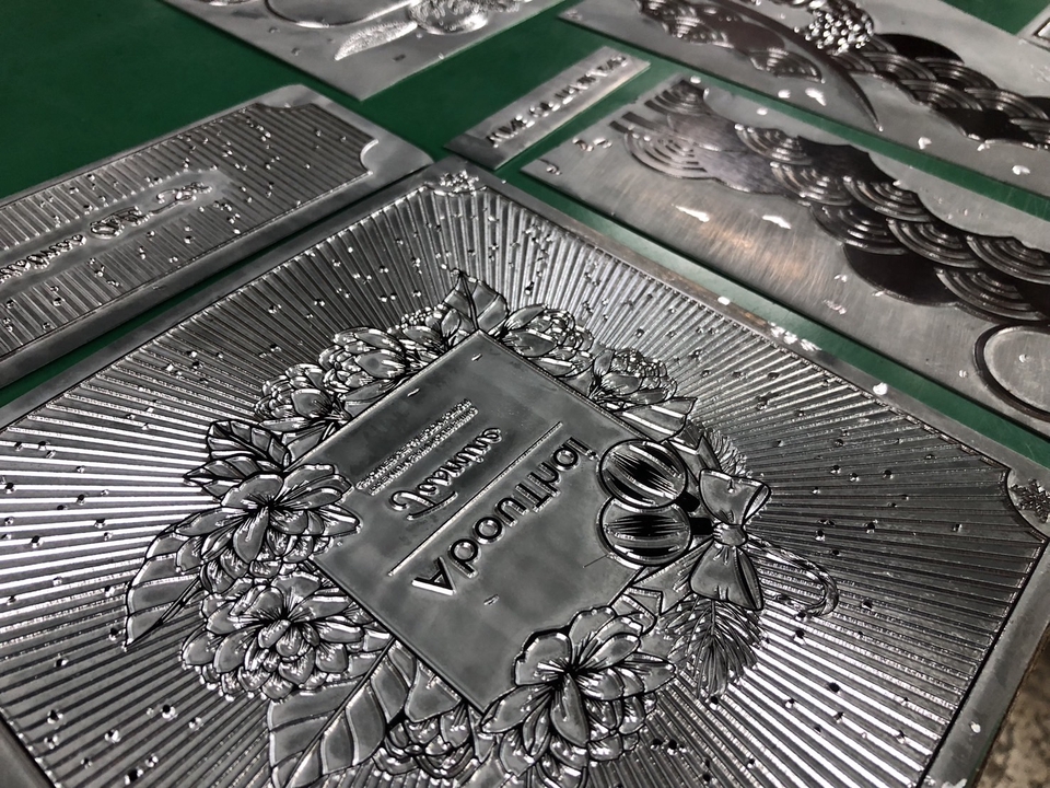 รับออกแบบบรรจุภัณฑ์โลหะ พิมพ์ลายสวยหรู แพคเกจจิ้งหรูหรา