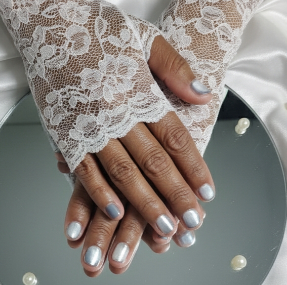 ทำเล็บนอกสถานที่ ภาพใกล้ชิดของมือสวมถุงมือลูกไม้สีขาว และทำเล็บสีเงินเมทัลลิกเงางาม บริการทำเล็บที่บ้าน สวยหรูดูดีพร้อมช่างทำเล็บฟรีแลนซ์ เล็บสวยพร้อมไปงาน ทำเล็บเจล สีเจล ล้างเล็บเจล