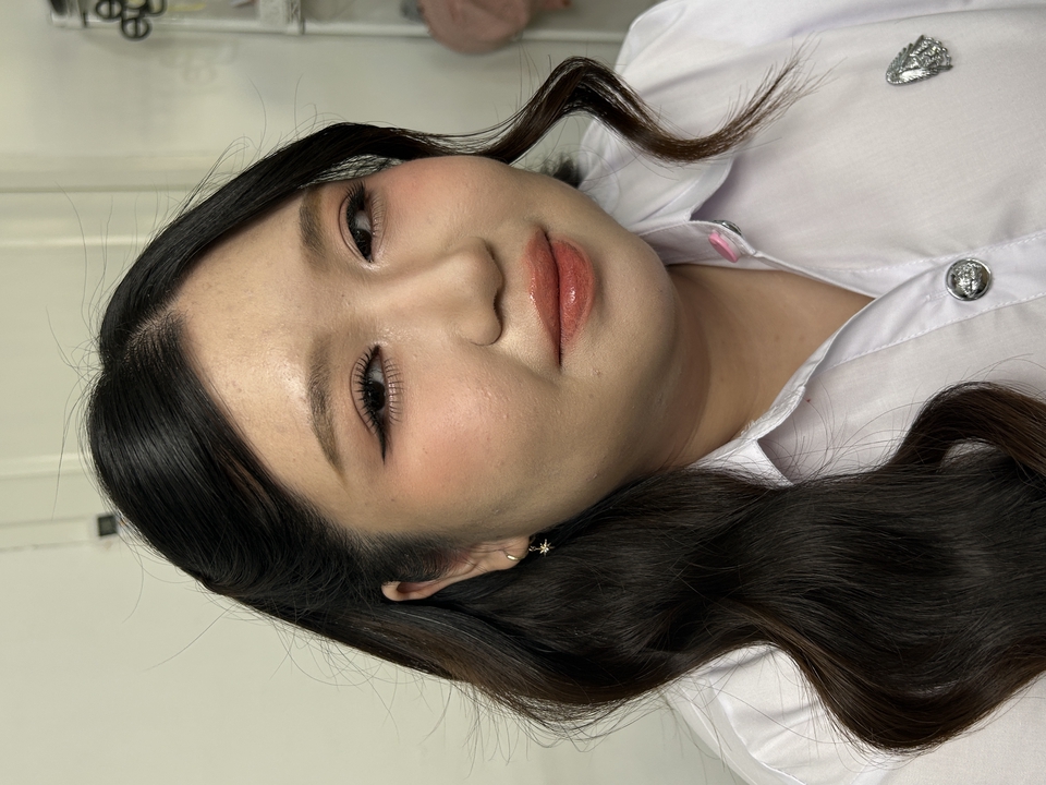ช่างแต่งหน้าสไตล์เกาหลี แต่งหน้าสวยหวานโทนชมพู พร้อมทำผมลอนคลาย สวยเป๊ะสำหรับโอกาสพิเศษ รับแต่งหน้ารับปริญญา งานแต่งงาน เพื่อนเจ้าสาว แต่งหน้าทำผม ช่างแต่งหน้ากรุงเทพฯ สไตล์เกาหลี ติดขนตาฟุ้งๆ แก้มชมพู ปากฉ่ำวาว