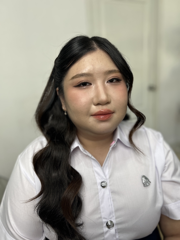 ช่างแต่งหน้า ช่างแต่งหน้ารับปริญญา เน้นการแต่งหน้าโทนสวยหวาน พร้อมทำผมออกงานสวยๆ สำหรับวันรับปริญญาหรือโอกาสพิเศษต่างๆ แต่งหน้าเกาหลี แต่งหน้าเจ้าสาว เพื่อนเจ้าสาว บริการแต่งหน้าทำผมครบวงจร ช่างแต่งหน้ากรุงเทพฯ