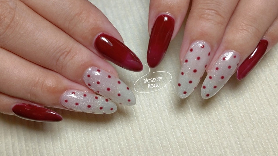 ทําเล็บนอกสถานที่ ออกแบบเล็บเจลสวยๆ พร้อมลายจุดแดงบนพื้นสีขาวขุ่น ดูน่ารัก ช่างทําเล็บฟรีแลนซ์
