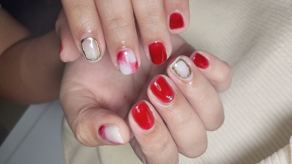 ทําเล็บนอกสถานที่ ออกแบบเล็บเจลสีแดงสวย เก๋ๆ พร้อมตกแต่งลายที่น่าสนใจ ทำเล็บเจลสวยๆ ทำเล็บลายสวย