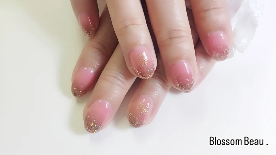 ทำเล็บที่บ้าน สวยหวานด้วยสีชมพูอ่อนๆ ไล่สีปลายเล็บประกายทอง สไตล์เรียบง่ายแต่ดูดี